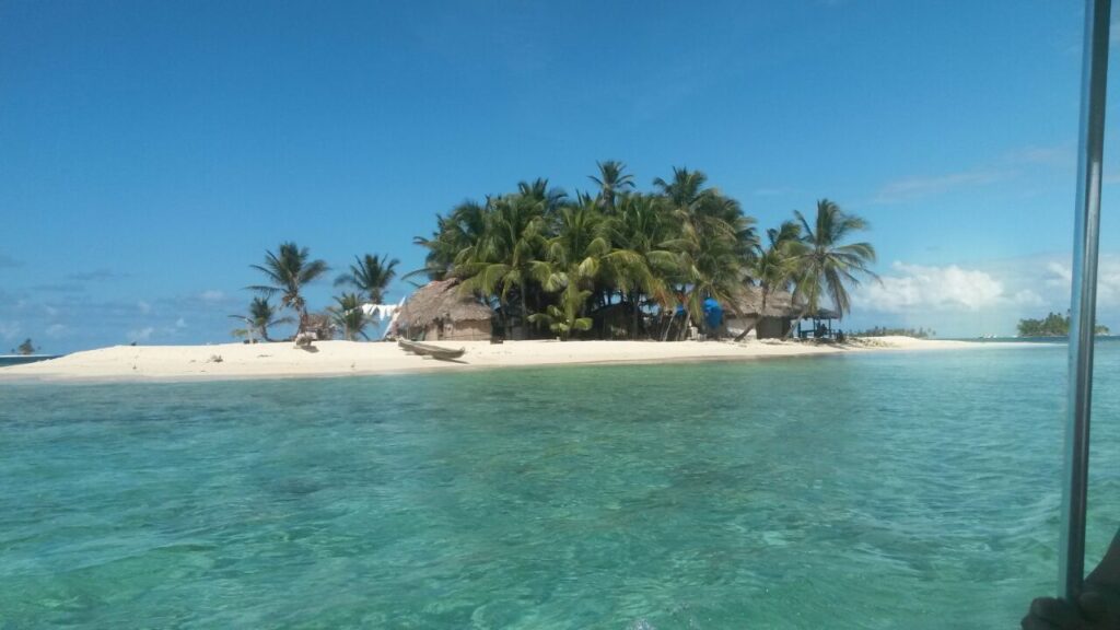 Best san blas islands to visit. View of the white sands of a San Blas island in Panama.